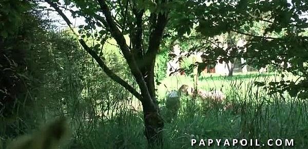 Papy baise une bonne mature avec 2 potes en pleine nature